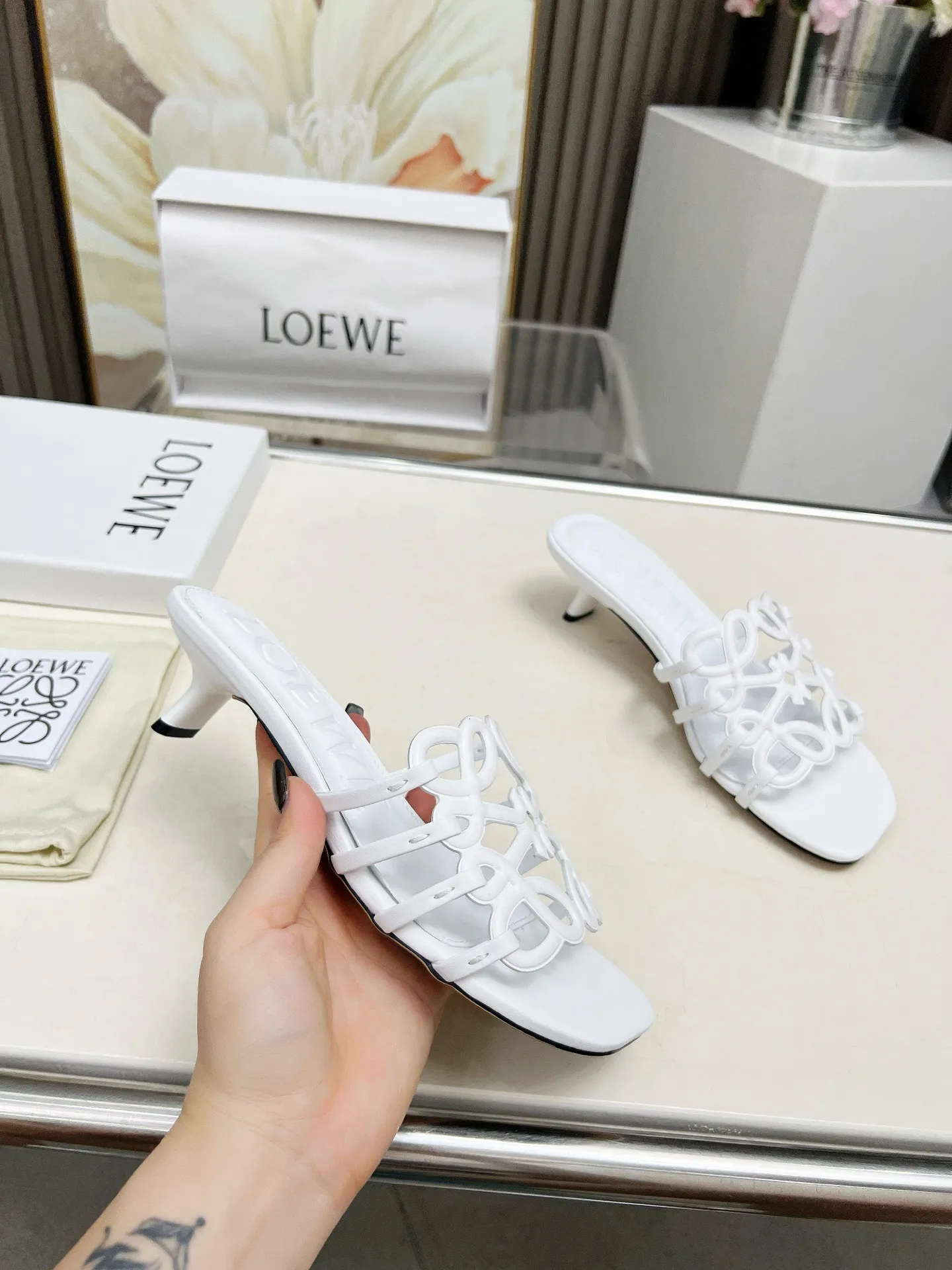 👟👟Ex-factory price 500👟👟 LOEWE 2025 SS summer limited edition hollow slippers, it is a very comprehensive noble fashion brand, highly recommended to all little fairies.   1⃣️Material: Imported cowhide 2⃣️Inner lining: Imported Italian lambskin, super soft and delicate 3⃣️Outsole: Imported Italian original original color genuine leather outsole Heel height 4.5 4⃣️Code number: 35 to 39 (40.41.42.43. Customized)